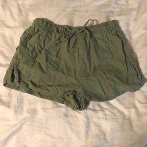 Army green loose shorts